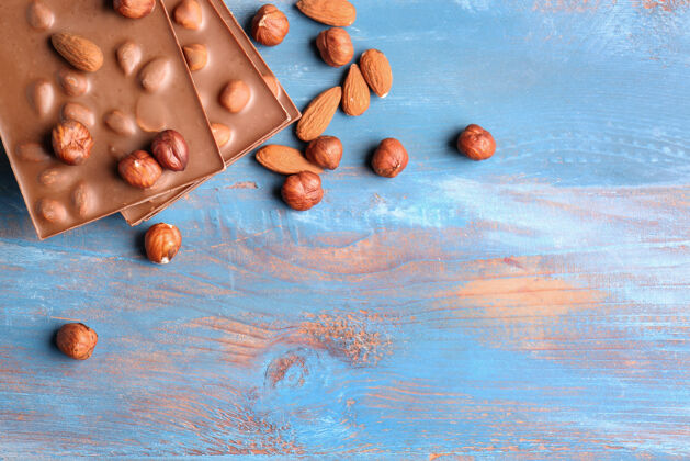 复制空间木桌上放着甜巧克力和坚果美味食物美味