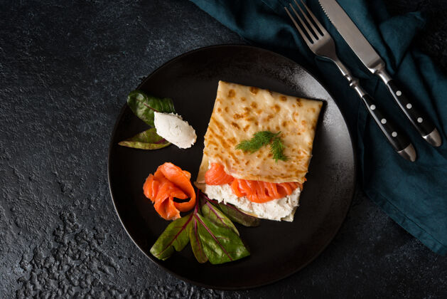 传统传统的俄罗斯薄饼馅 红鱼和奶油奶酪 顶视图 复制空间美食包装奶油奶酪