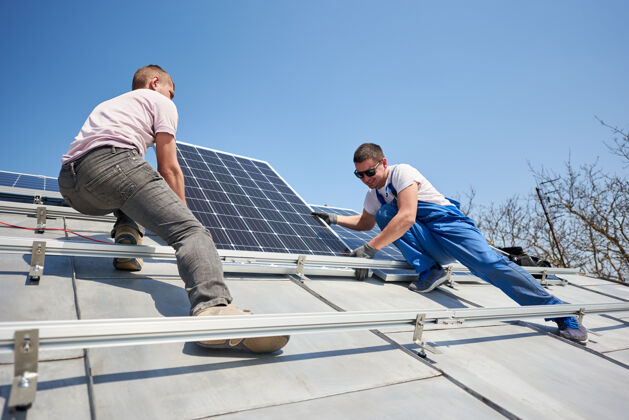 住宅在屋顶安装太阳能光伏板系统电池电力房屋