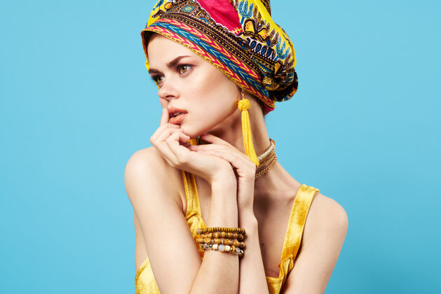 时尚迷人女人亮丽妆容民族五彩头巾工作室蓝微笑皮肤文化