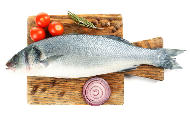 木材新鲜的生鱼片放在切肉板上 食材隔离在白色生的膳食鲈鱼