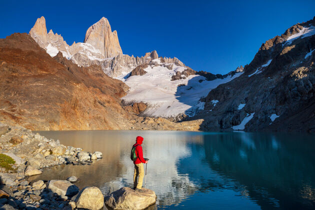 荒野著名的塞罗·菲茨·罗伊——阿根廷巴塔哥尼亚最美丽 最难听的岩石山峰之一旅程徒步旅行自然