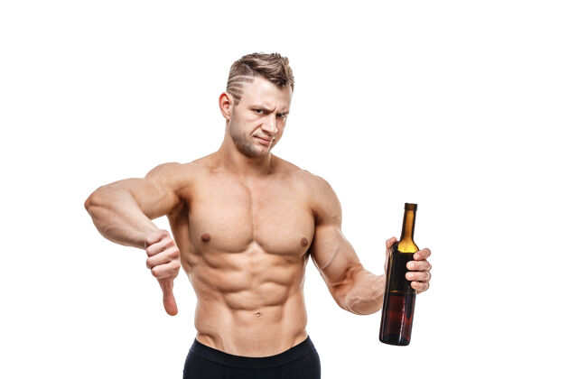 葡萄酒运动型男人拿着葡萄酒和牛奶 面对一种选择 健康的生活方式或酒精健康 运动 选择 健康的食物和健康的生活方式理念赤膊酒精能量