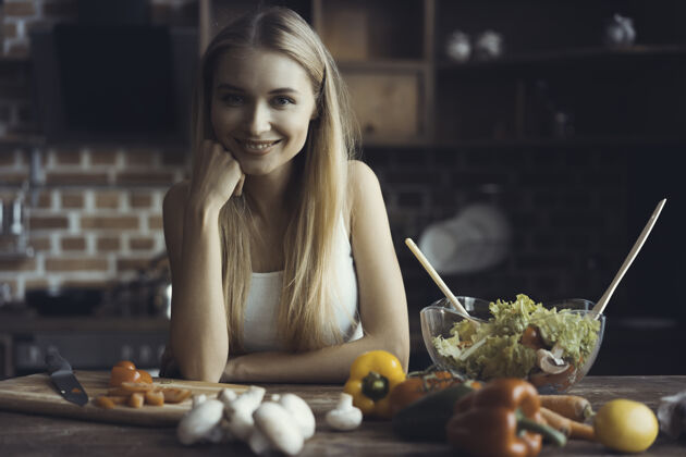 浪漫正在做饭的年轻女子健康食品-蔬菜沙拉饮食节食概念健康的生活方式在家做饭准备食物餐番茄松散