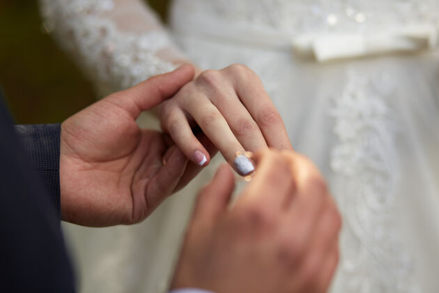 庆典新婚夫妇在婚礼上交换戒指新郎婚礼仪式