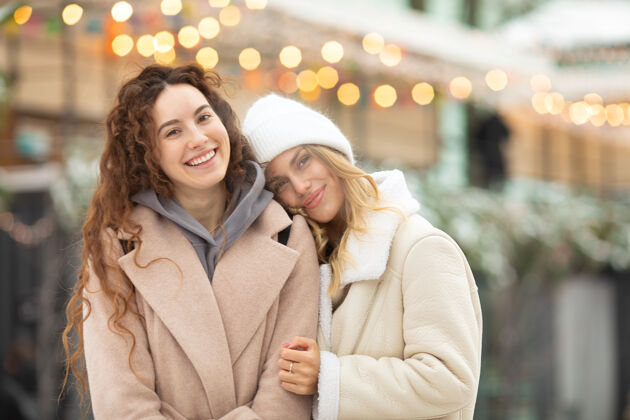 看时尚微笑女性冬季写真朋友们快乐女人在户外玩得很开心圣诞节休闲手套