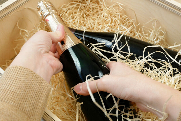 剃须一瓶装在木箱里的名贵名酒酒庄活动液体