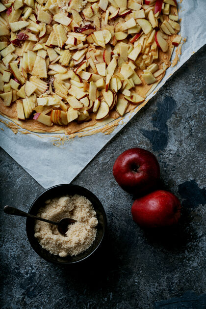 传统苹果的蒸煮过程苹果和花生酱 红糖和两个苹果顶视图平躺苹果派卷糕点