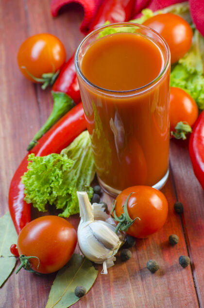 蔬菜木桌上的蔬菜汁和蔬菜提神热消化