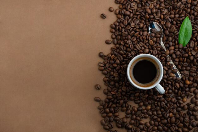 谷物咖啡和咖啡豆放在棕色的桌子上饮料咖啡宏