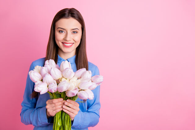浪漫令人惊叹的女士手持大清新的白色郁金香花束的照片庆祝女性日期