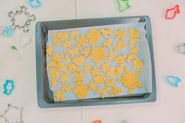 糕点自制饼干和模具放在桌子上甜点饼干吃