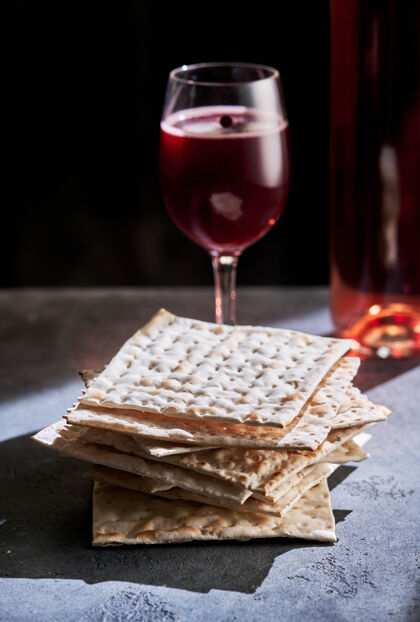 庆典犹太比萨的特点是在组成一杯酒和逾越节玛撒充分面包饮料膳食