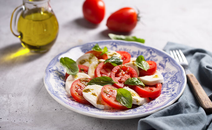 马苏里拉卡普列塞沙拉意大利菜以新鲜番茄 马苏里拉奶酪和罗勒为背景的著名沙拉叶子午餐沙拉