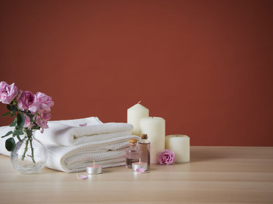 桌子美丽的温泉组成与芳香的蜡烛和玫瑰在桌上洗澡芳香芳香疗法