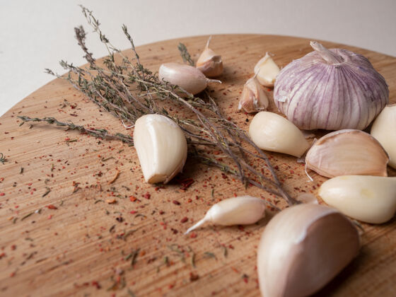 烹饪健康的食品.有机整个大蒜香料和干迷迭香在木板上香味生的特写