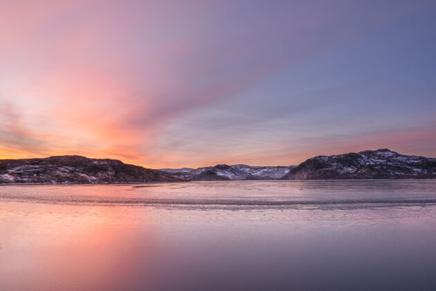 太阳冰封的山神奇湖太阳北面的山上洋红的日落科拉湖半岛玫瑰戏剧性雄伟