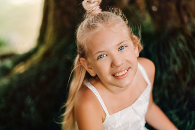 户外一个快乐的小女孩在岛上的夏日肖像毛里求斯很漂亮微笑 夏日白裙金发童年一个