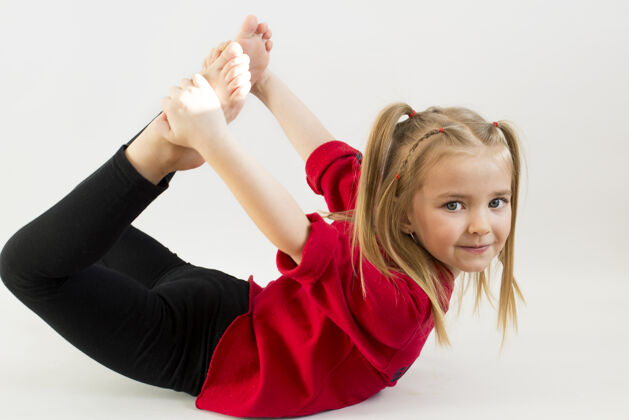 体操女孩在做体操 一个活泼的孩子 正沉浸在快乐和微笑中微笑腿白色
