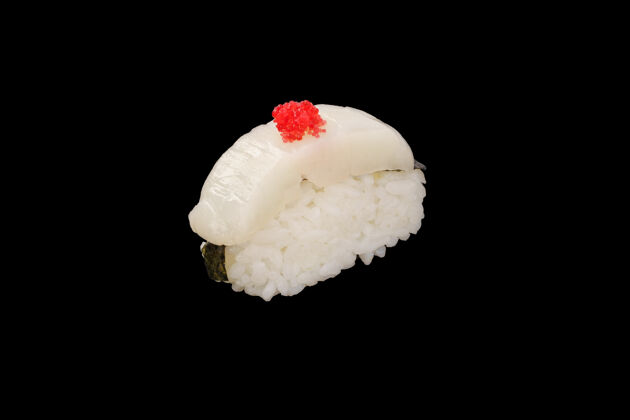 特写尼吉里寿司扇贝 托比科鱼子酱 诺丽孤立传统美味食物