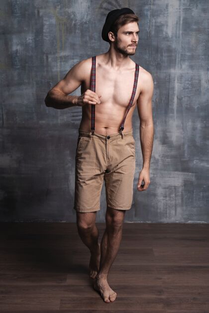 性感帅哥时尚性感的年轻大胡子男模 裤子上有吊带模特裤子成人