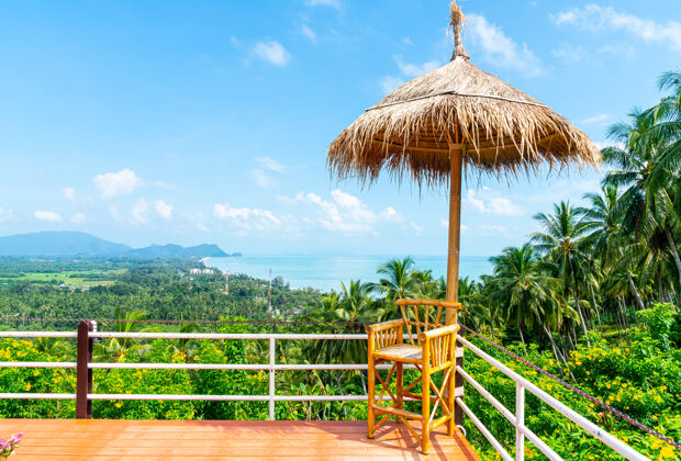 岛屿阳台上的空椅子可以欣赏泰国的海景度假放松休息室