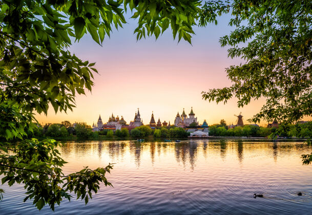 池塘莫斯科伊兹梅洛夫斯基克里姆林宫湖面上的金色夕阳莫斯科水夜晚