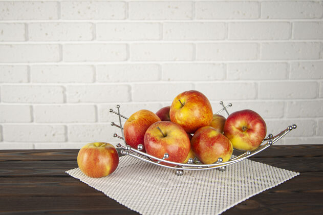 美味漂亮的苹果放在一个木制的水果碗里健康新鲜篮子