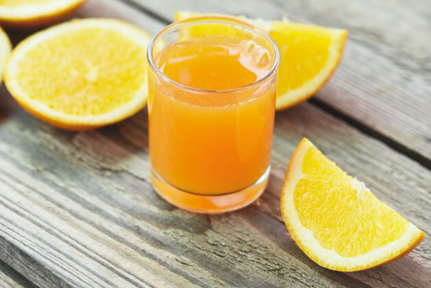 健康新鲜的橙汁在玻璃杯里 橙子放在健康的水果和橙子片上有机水果夏天