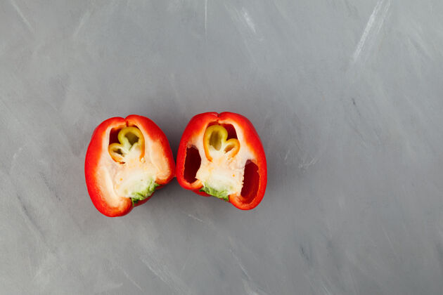 墨西哥胡椒不寻常的双胡椒 切成两半一半里面果实长在心形双人有机农场