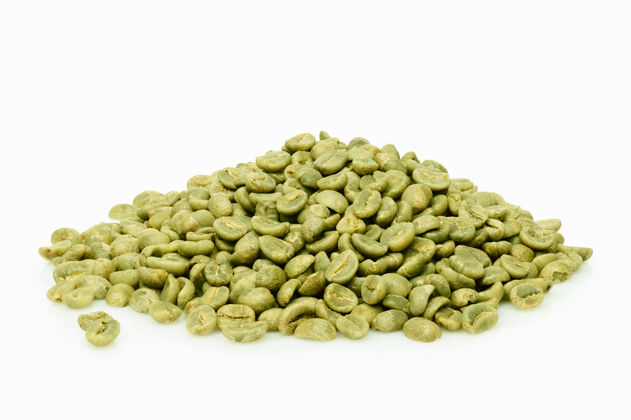 咖啡绿色的咖啡豆堆在白色的背景上豆子