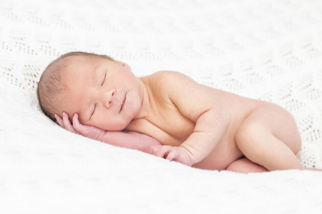 谎言新生婴儿睡觉和睡觉微笑接近美丽的熟睡婴儿的画像宝贝泰迪梦