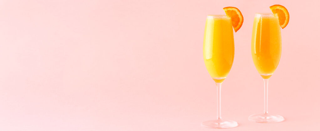 朗姆酒明亮背景上的黄色鸡尾酒 选择性聚焦份量冷樱桃柠檬