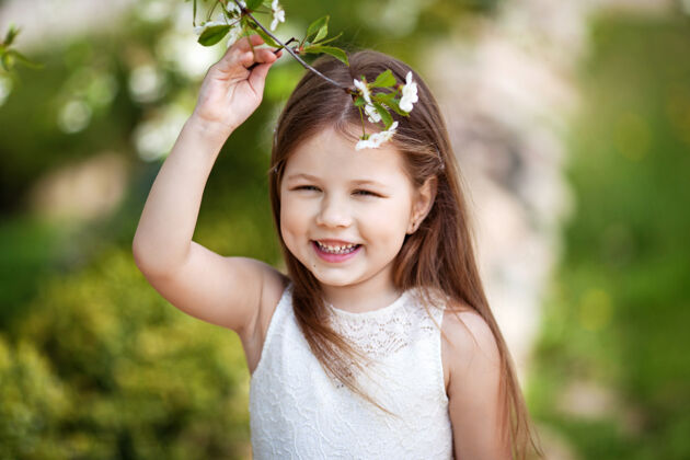 小在花圃里 我微笑着 穿着奶油色的小女孩花漂亮乐趣