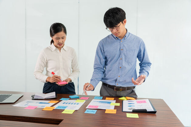 报告商人在桌上贴上五颜六色的便条 讨论新项目 分享想法 思考如何策划新案例人企业家小组