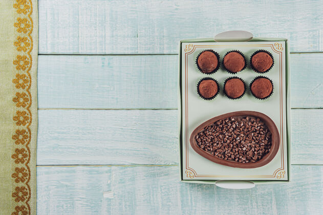 传统顶视图巴西巧克力复活节彩蛋礼品盒与巴西巧克力糖果特鲁法斯-奥沃德巧克力德科尔赫庆典礼品糖果