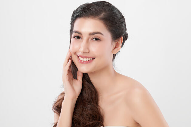 亚洲美丽年轻的亚洲女性 拥有干净清新的皮肤 面部护理 面部护理 美容 美容 亚洲女性肖像女士中国人干净