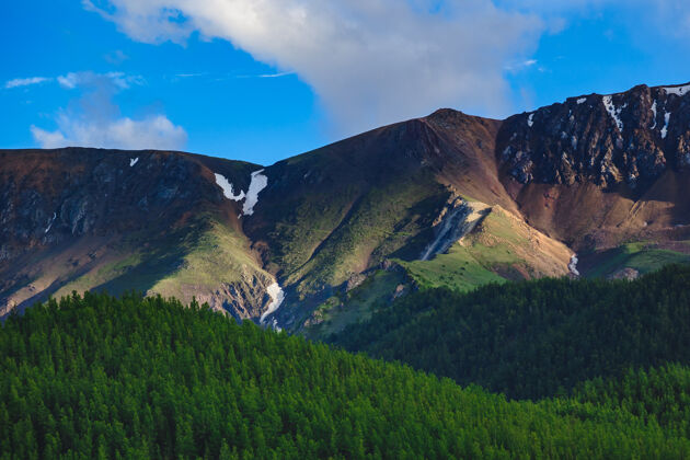 阿尔泰俄罗斯阿尔泰共和国库雷大草原上令人印象深刻的山脉雾西伯利亚岩石