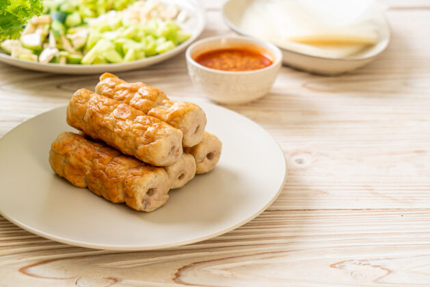 饮食越南猪肉丸子和蔬菜包（南永或新罕布什尔州）越南传统饮食文化酱汁蔬菜香肠