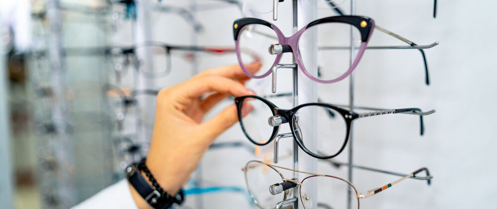 医疗保健一排玻璃杯眼镜商商店看台在光学商店里戴眼镜治疗工作治疗