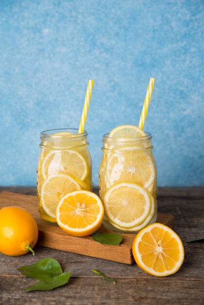 薄荷自制的柠檬排毒水在玻璃罐里自然水果苏打水
