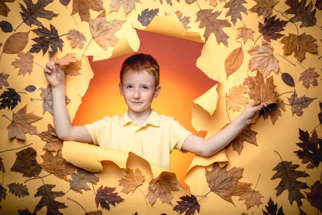 促销秋天的心情和天气是温暖的 阳光明媚 下雨是可能的男孩在季节性服装与金叶梦想童年舒适