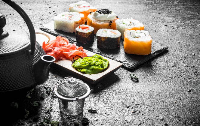 餐厅美味的日本寿司卷配绿茶和酱汁午餐寿司卷