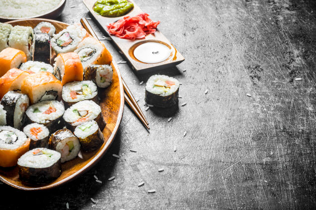 新鲜各种各样的寿司卷 三文鱼和蔬菜放在盘子里亚洲餐厅美食