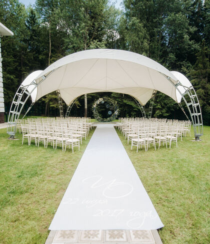 拱门绿色街道上的婚礼草坪装饰用鲜花装饰拱门以庆祝仪式鲜花帐篷活动