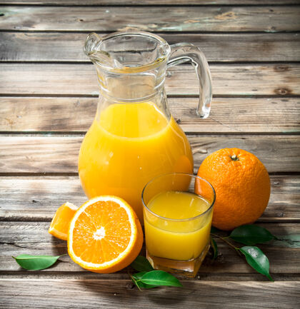 饮食橙汁在罐子里液体挤压早餐