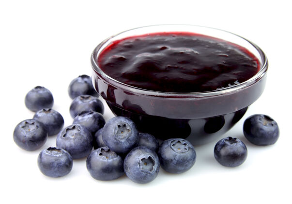 健康蓝莓和甜蓝莓果酱在白色盘子团体多汁