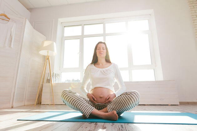 期望孕妇在家做瑜伽妈妈产前姿势