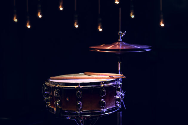 乐器一个鼓的一部分 在黑暗中与美丽灯光.音乐会和性能概念最小棒音乐会