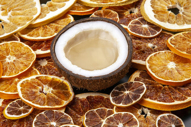 饮食椰子配天然牛奶 以柑橘干果为背景营养椰子食物